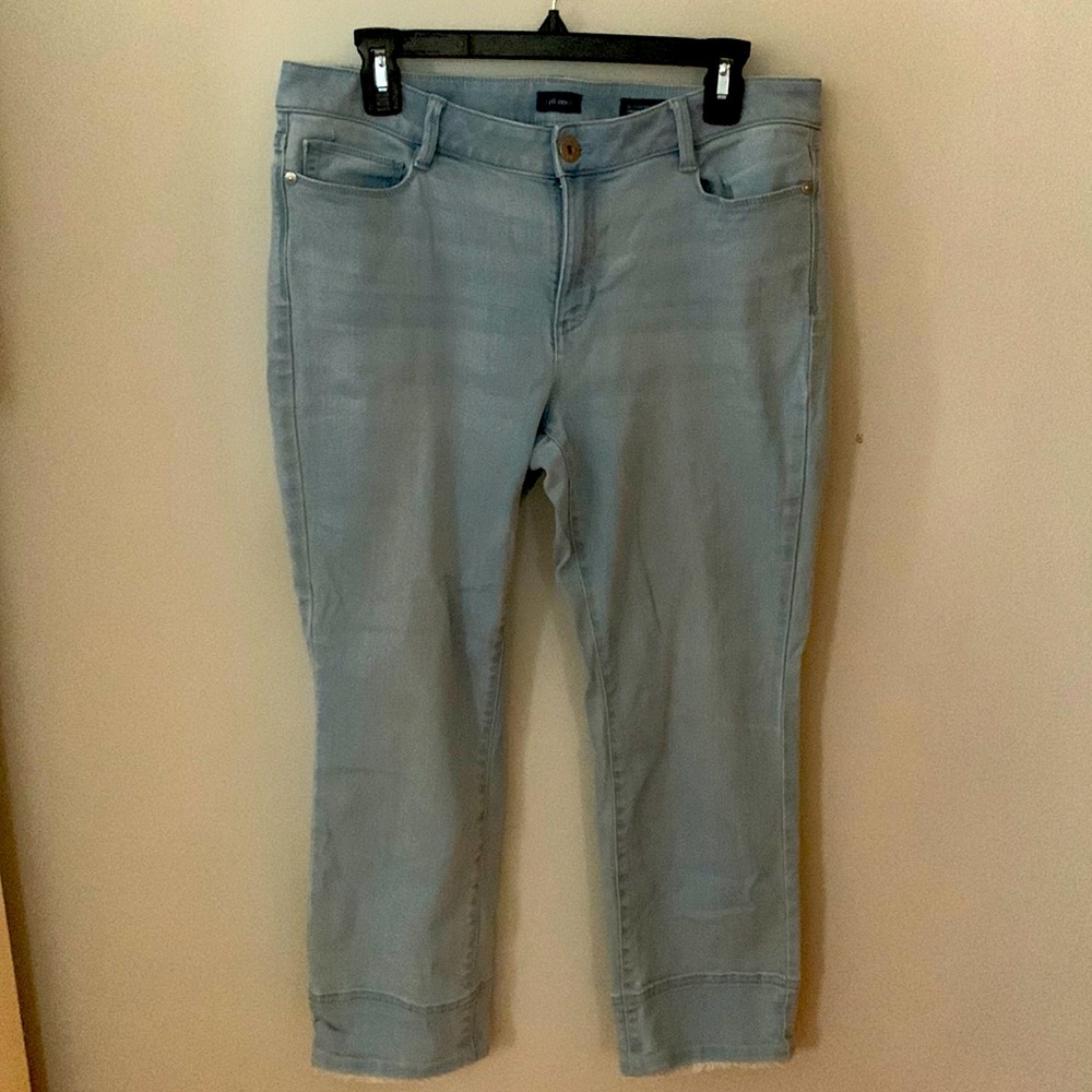 J. Jill light wash capri pants. Authentic fit, cropped jeans.